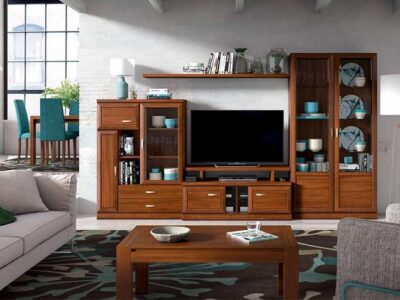 Composición de muebles de salón con vitrina lateral y estantería colgada de madera