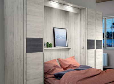 Dormitorio matrimonio con cama abatible vertical con 3 armarios laterales
