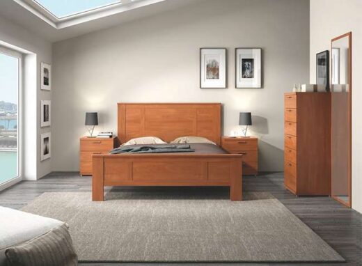 dormitorio-de-matrimonio-clasico-de-madera-con-lineas-rectas-mesita-3-cajones