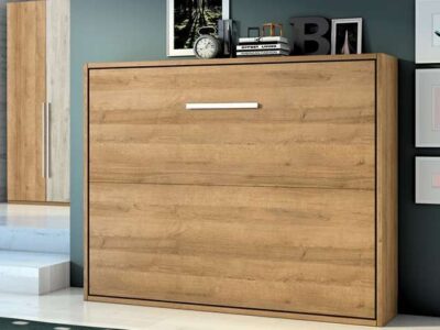 Dormitorio de matrimonio con cama abatible horizontal en madera clara