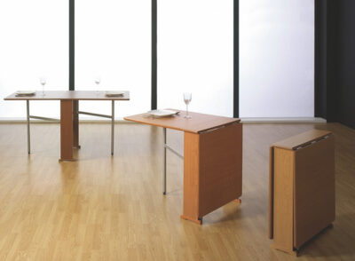 Mesa de cocina con alas abatibles de madera clara