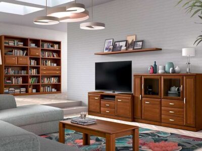 Muebles salón de madera de estilo clásico con módulos bajo y alto con tiradores