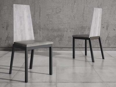 Silla con respaldo alto alcochada de madera y chapa
