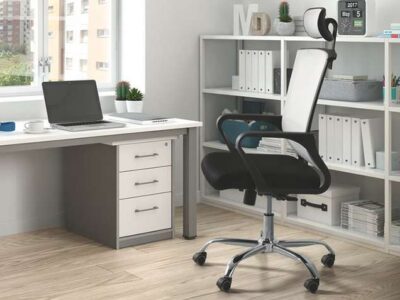 Silla de estudio con sistema de balanceo de color negro