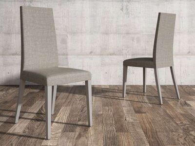 Silla de madera con respaldo alto y tapizada