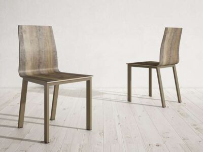 Silla de madera fabricada en chapa y madera oscura sin reposabrazos