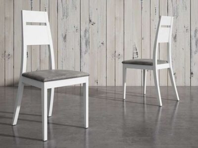 Silla con respaldo alto blanca y de estilo moderno de madera