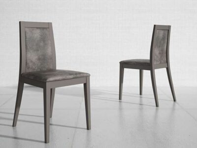 Silla con respaldo con marco de madera y tapizada