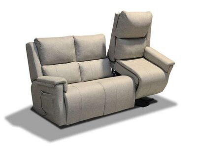Sofa-electrico-beige-con-sistema-a-motor-para-ayudar-a-levantarse