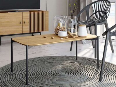 Mesa de centro con patas metálicas rectangular color roble
