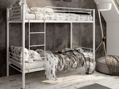 Modernas literas de metal para habitación juvenil compartida
