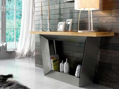 Recibidor estilo industrial con balda de madera y base en plateado
