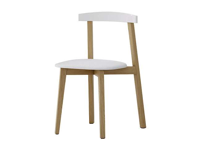 silla-nordica-blanca-y-madera-cocinas-escandinavas