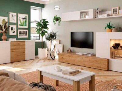 Salón blanco y madera con mueble bajo TV vitrina y estantería