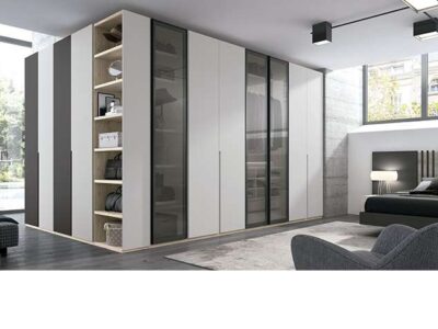 Armario minimalista con puertas de cristal y madera