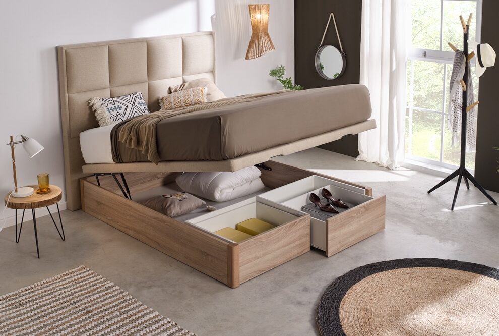 Cama de matrimonio con canapé abatible y cajones de almacenaje en dormitorio moderno
