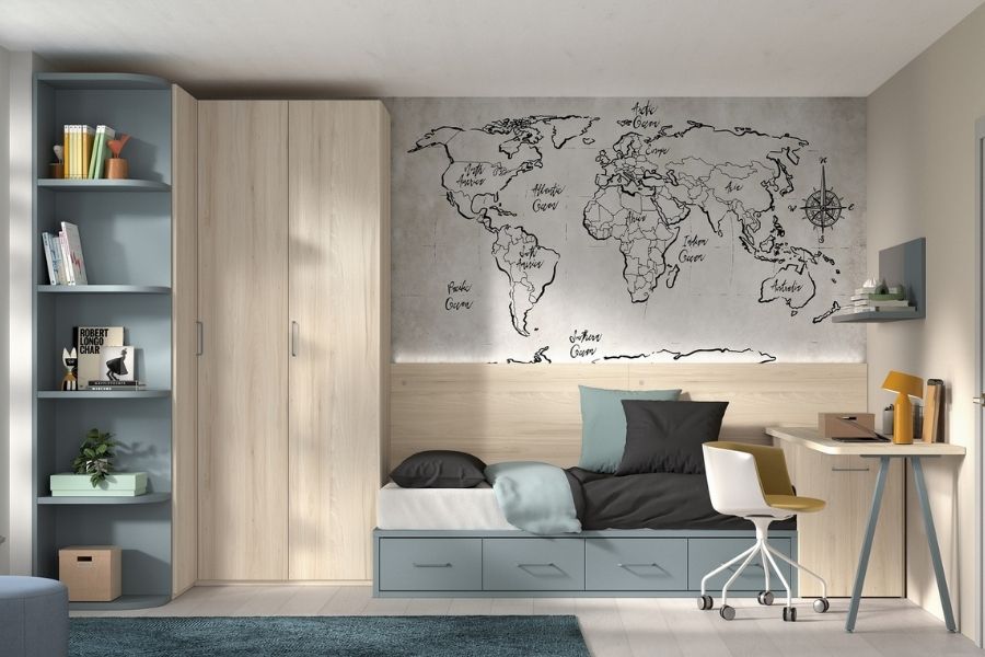Habitación juvenil moderna con cama compacta, armario de madera clara, escritorio y decoración con mapa del mundo en pared