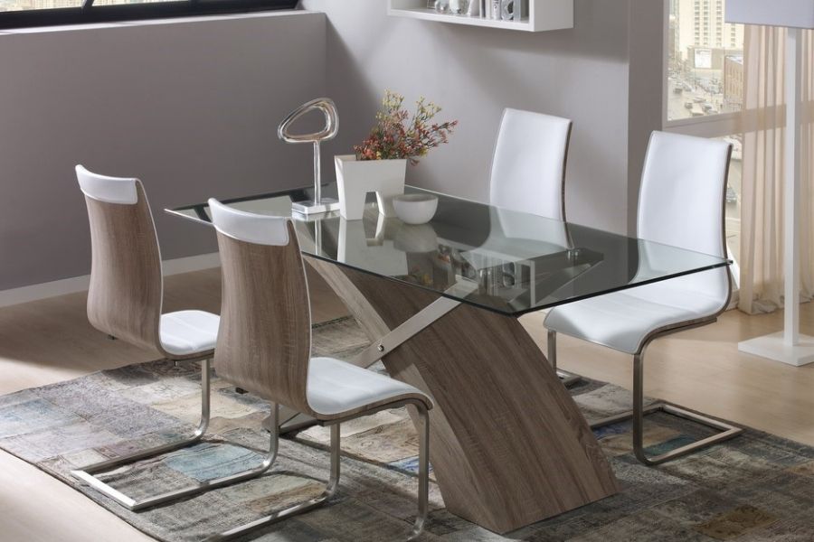Comedor moderno con mesa de cristal y sillas tapizadas en blanco y madera