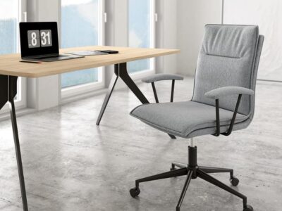 076- Silla Bonn. Silla de estudio tapizada con brazos acolchados