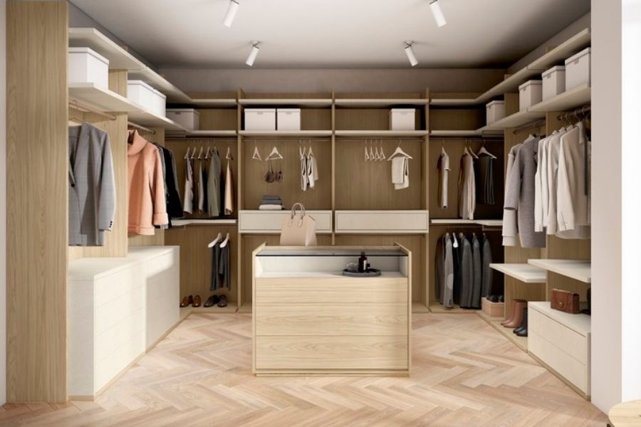 Vestidor abierto a medida con armarios de madera, isla central y distribución moderna