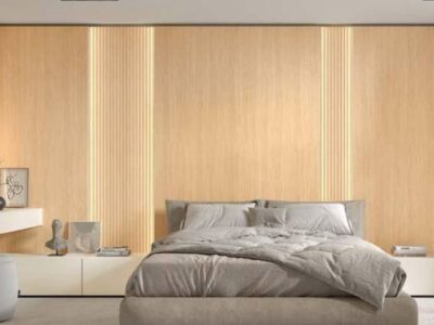 B163 - Composición de dormitorio con paredes paneladas